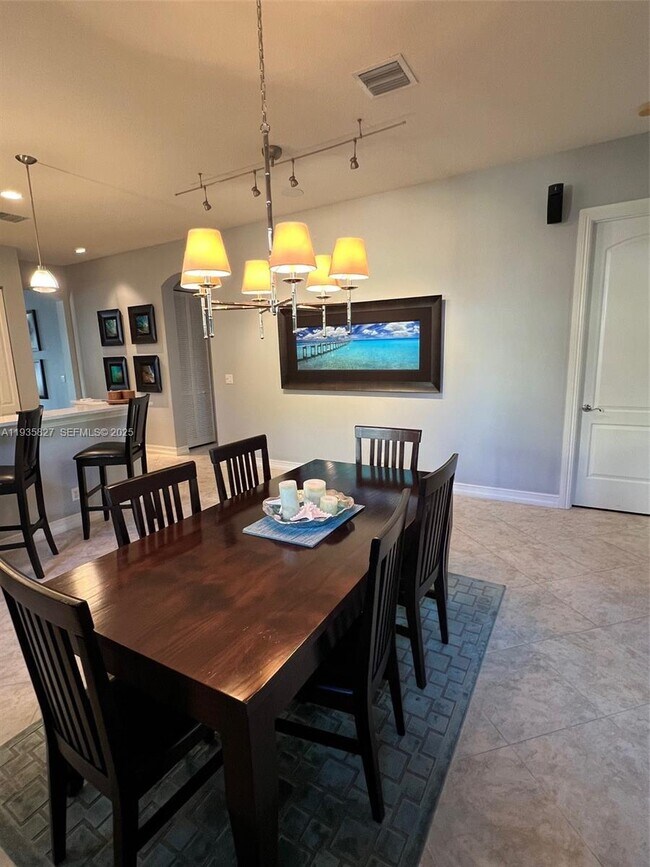 Building Photo - 184 W Bay Cedar Cir