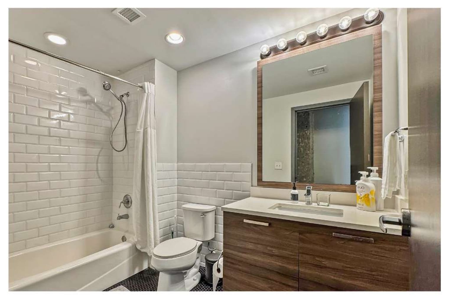 Building Photo - 555 Evergreen St