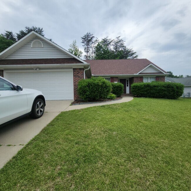 Primary Photo - APPLICATIONS PENDING-One Level House with ...