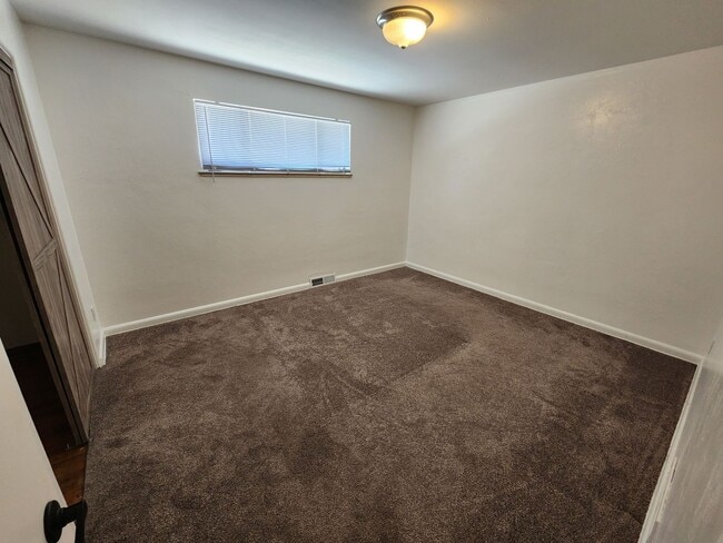 Building Photo - Remodeled 2 Bedroom in Denver! Great Locat...