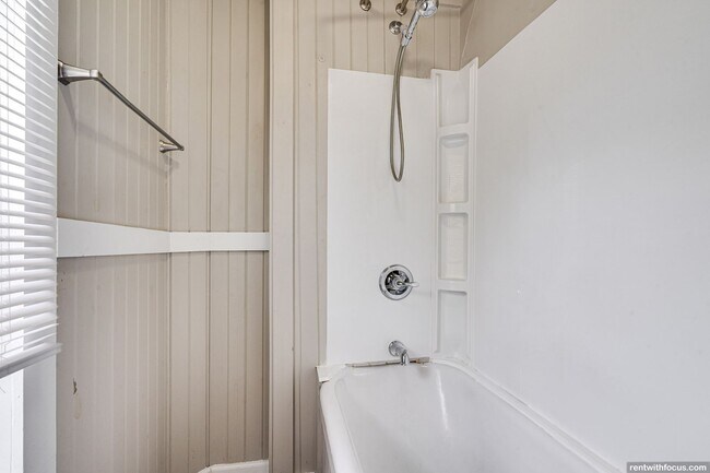 Building Photo - 818/818A Bowen St