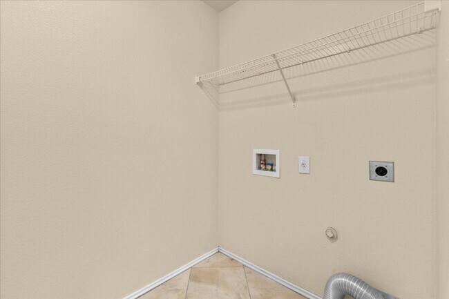Building Photo - Move in ready! 3-bed 2.5-bath 2354 sqft 2-...