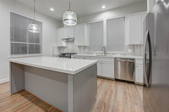 Building Photo - 2808 Grand Fountains Dr