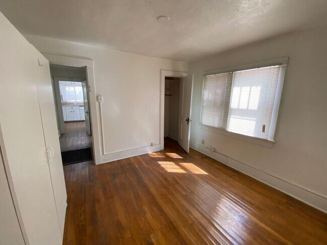 Building Photo - Spacious 3-Bedroom