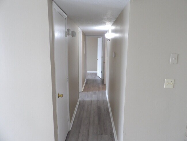 Building Photo - 140 Landings Dr