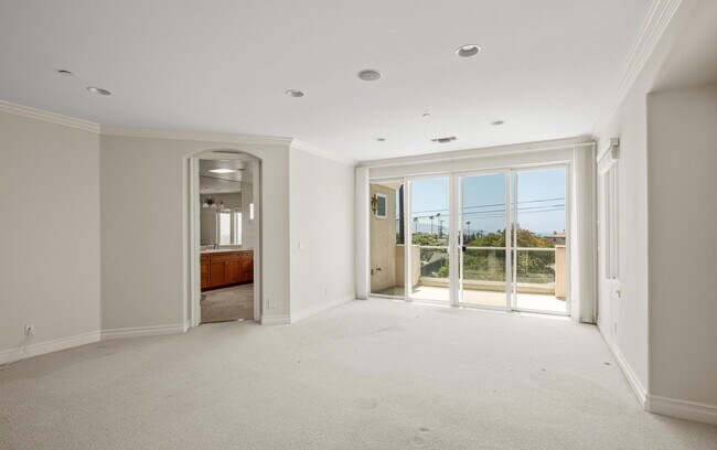 Building Photo - Stunning 4 bed, 4.5 bath home located on a quiet and highly desirable street in Redondo Beach