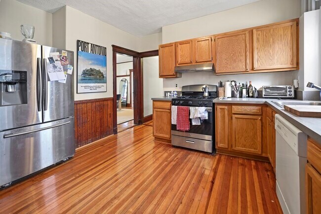 Building Photo - 822 Centre St