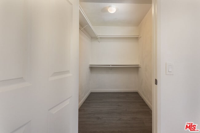 Building Photo - 13801 Oxnard St