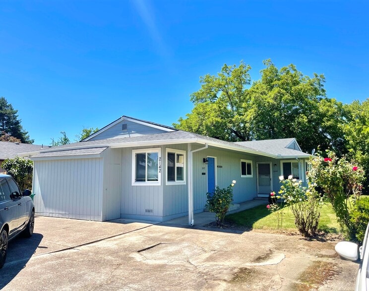 Building Photo - 2142 Rhodora St