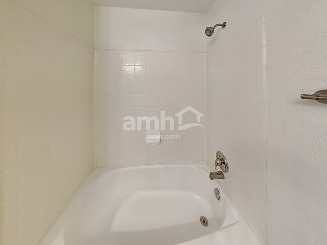 Building Photo - 412 Saddlehorn Way