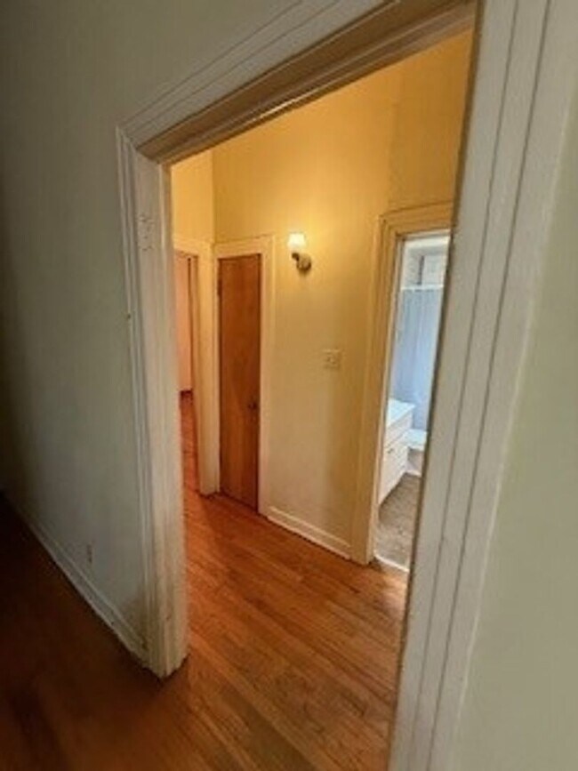 Building Photo - 704 E Thomas St