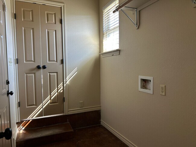 Building Photo - Cozy 2 Bed 2 Bath Home