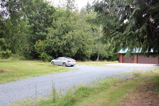 Building Photo - 3 Bedroom, 2 Bathroom house!