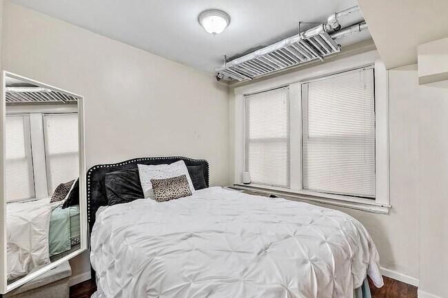 Building Photo - 5143 S Kenwood Ave