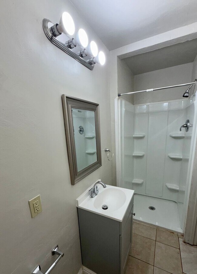Building Photo - 930 De Moll Dr