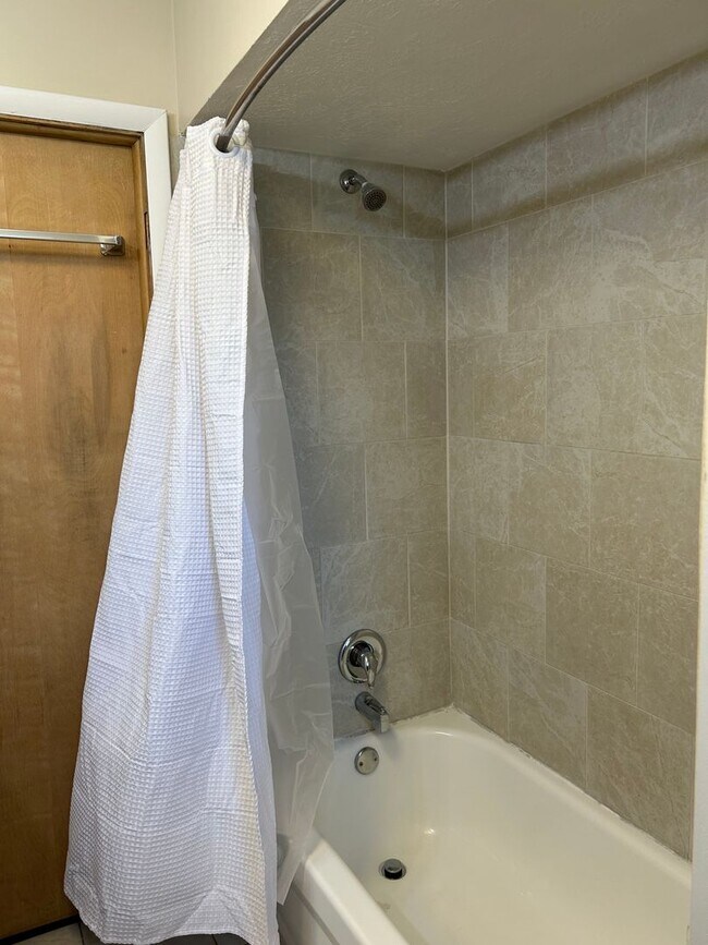 Building Photo - Brick Ranch for Rent in Highland  HTS close to the freeway