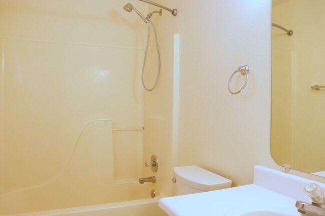 Building Photo - Large Backyard