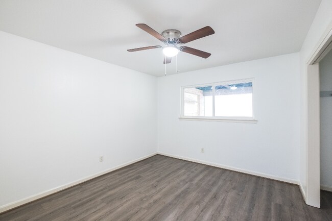 Building Photo - 1419 W Donovan St