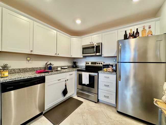 Building Photo - 530 Normandy Ln