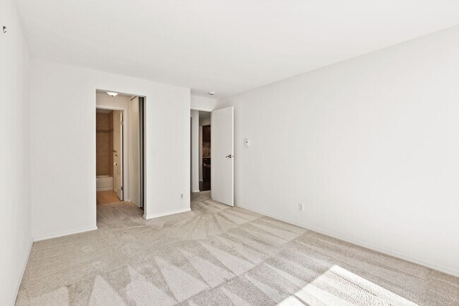 Building Photo - Modern 2-Bedroom Condo in Shoreline with Stylish Finishes