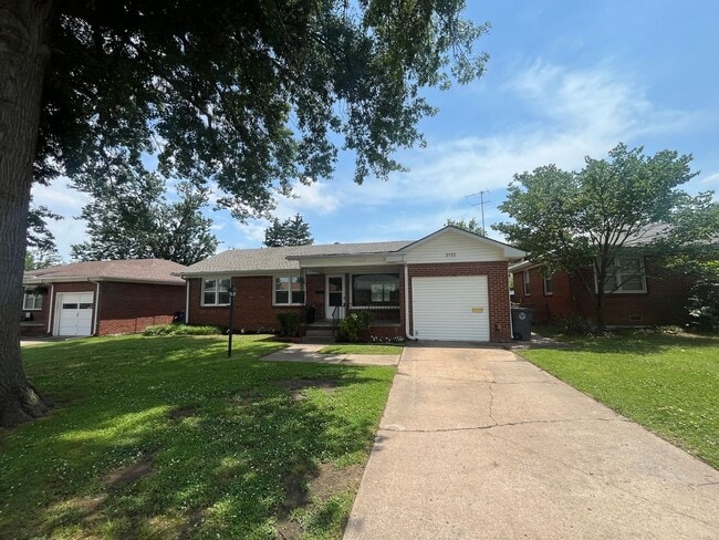 Building Photo - Midtown bungalow, beautiful hard wood floors, lots of natural light.