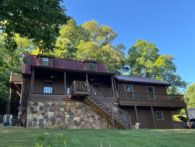 Building Photo - Large 2story in Kodak! Available Now!
