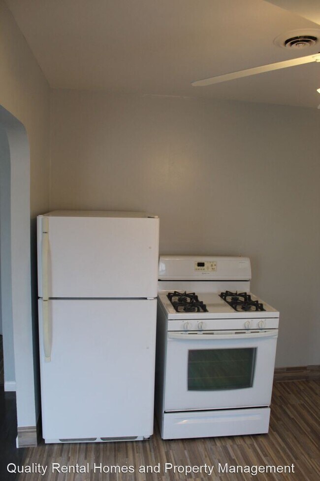 Building Photo - 2 br, 1 bath House - 1230 E Hemphill Rd