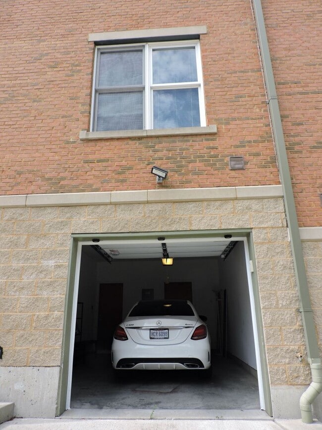 Building Photo - 4 Bedroom/3.5 Bath. UC Rental Located on J...