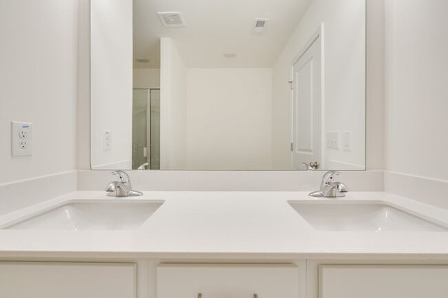 Building Photo - 3-Bed Townhouse in Franklinton with Update...