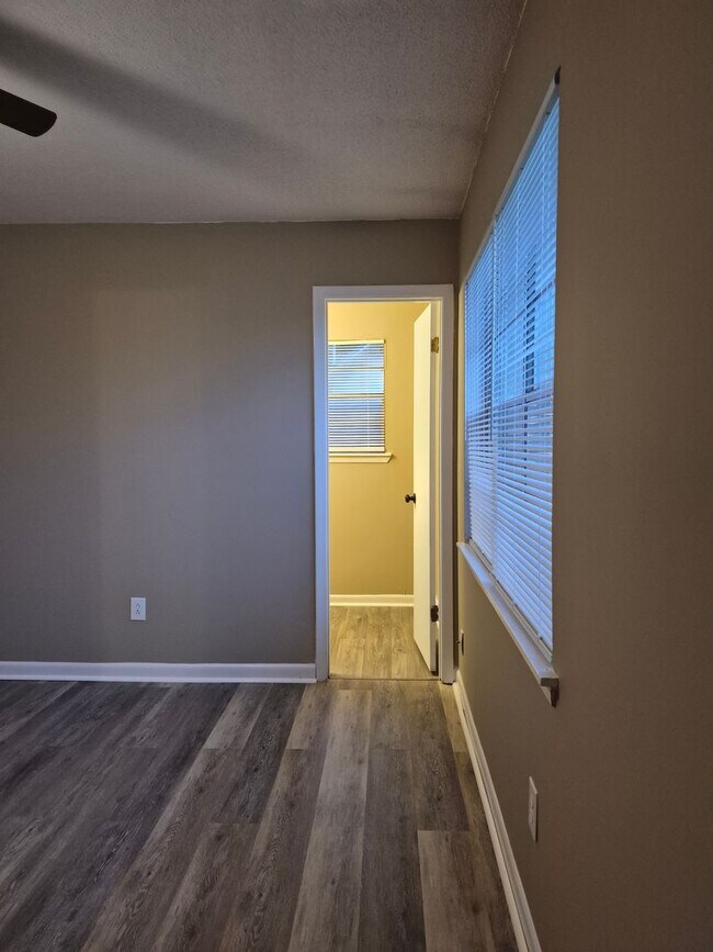 Building Photo - 145 Deerwood Ct
