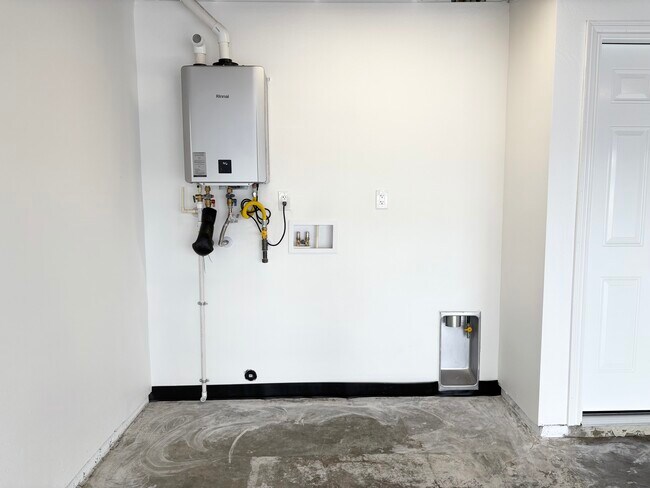 Building Photo - 3571 Lake Crest Dr