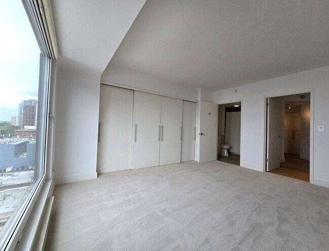 Building Photo - 2Bd/1.75Ba Seattle Condo