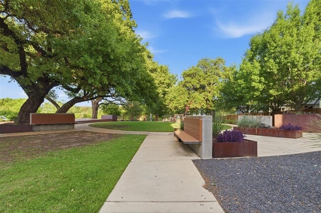 Building Photo - 801 N Bluff Dr