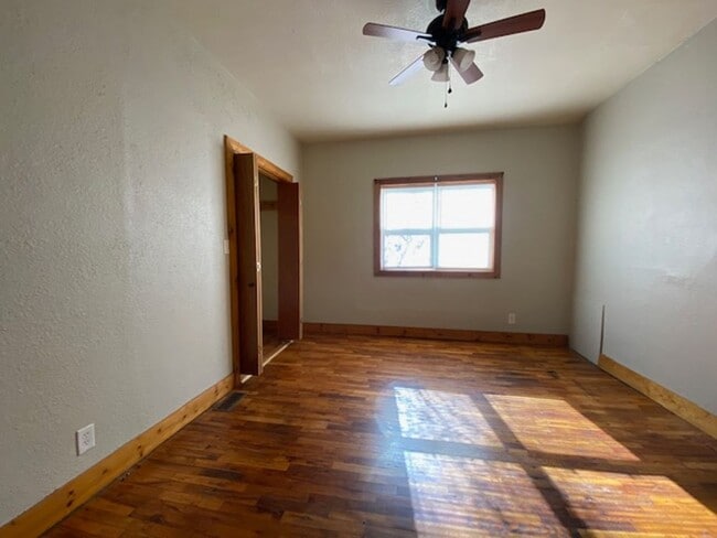 Building Photo - VERY CLEAN AND SPACIOUS 3 BEDROOM 2 BATH H...
