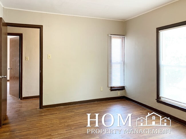 Building Photo - 127 Center St