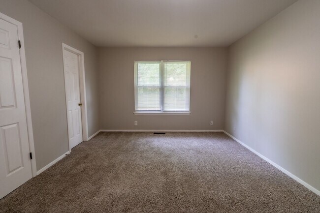 Building Photo - 4 Bed / 2 Bath In South Tulsa!