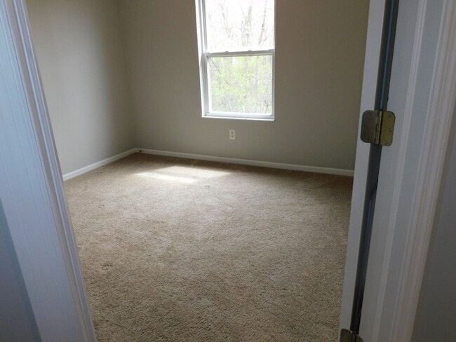 Building Photo - Spacious 4 Bedroom, 2.5 Bath Home