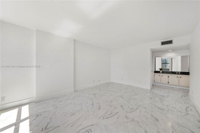 Building Photo - 1925 Brickell Ave