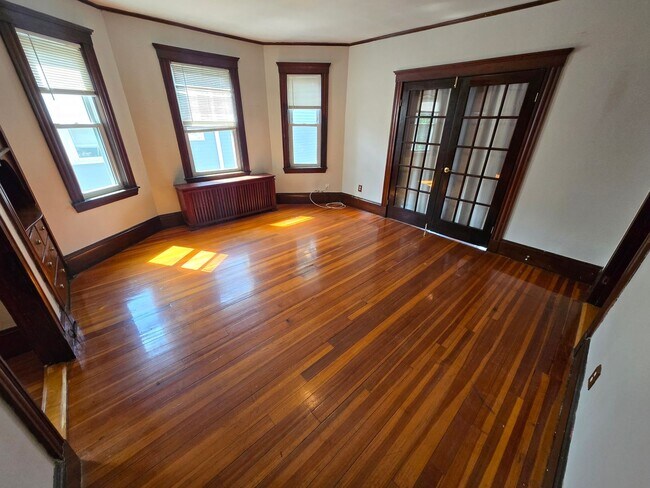 Building Photo - Location Location with this Versatile 2 Bd...