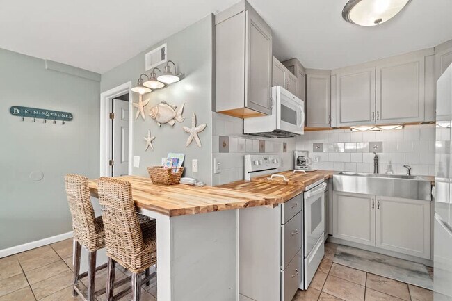 Building Photo - 8743 Thomas Dr