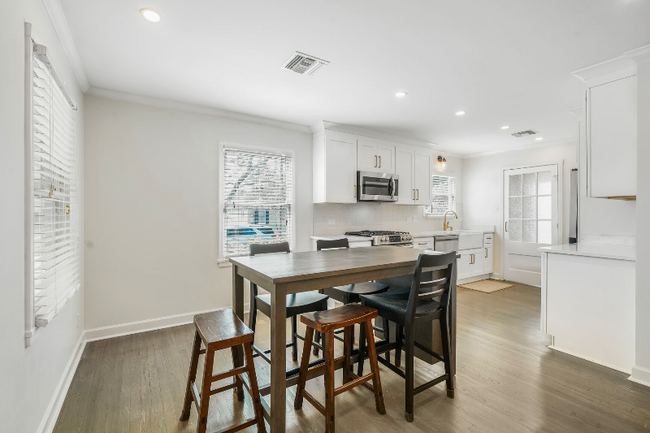 Building Photo - 555 Honore Dr