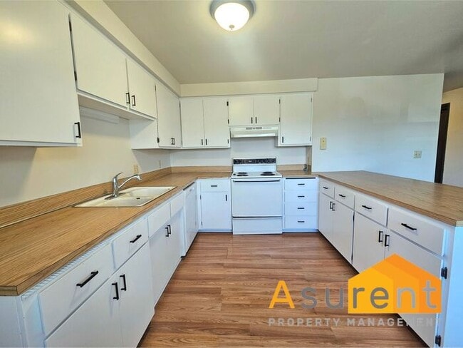 Building Photo - Charming 2-Bedroom 4-plex in Prime Ashland Location Available Now!