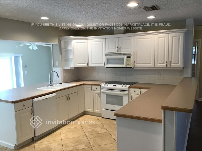 Building Photo - 838 Birdie Way