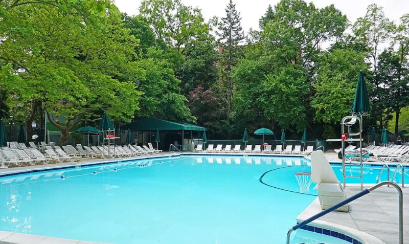 Building Photo - 600 W 246th St