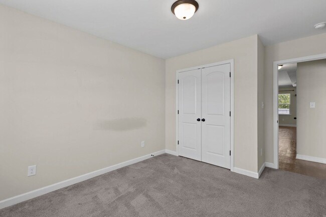 Building Photo - 3 bedroom with BONUS room in community pool neighborhood!