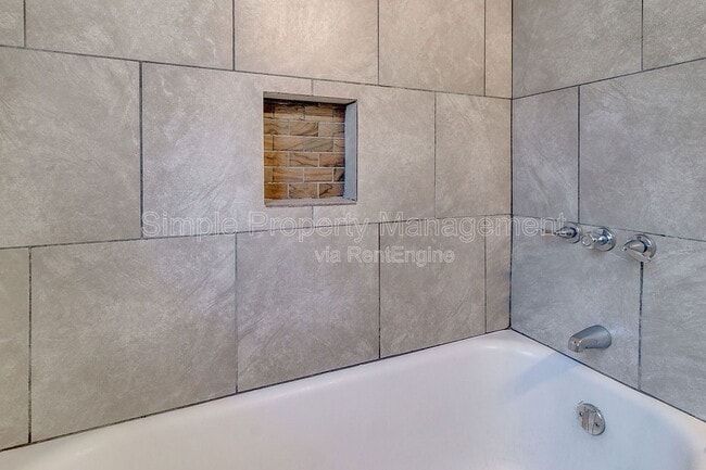 Building Photo - 944 East Dr