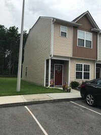 Building Photo - Townhome Close to the Beach!