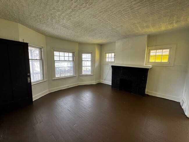 Building Photo - 12633 Edmonton Ave