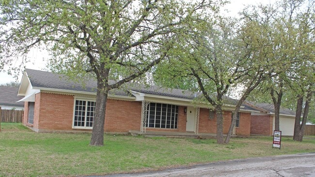Building Photo - Great 2 Bdrm 1 Bath Home in Sanger Tx