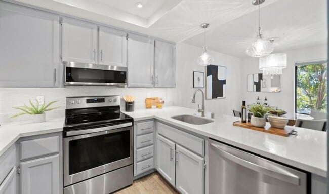 Building Photo - 906 La Barbera Dr